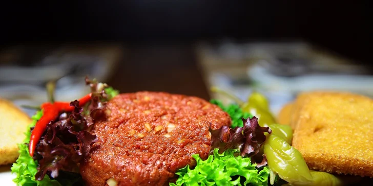 Poriadny tatarák pre 1 či 2 osoby s hriankami a cesnakom – presne, ako to má byť!