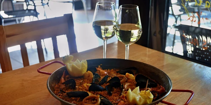 Pravá španielska paella de marisco alebo de pollo