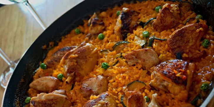 Pravá španielska paella de marisco alebo de pollo