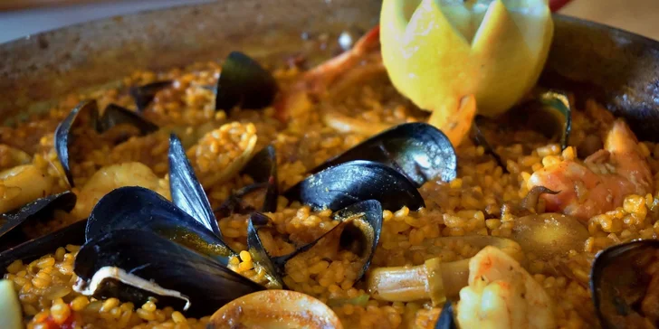 Pravá španielska paella de marisco alebo de pollo