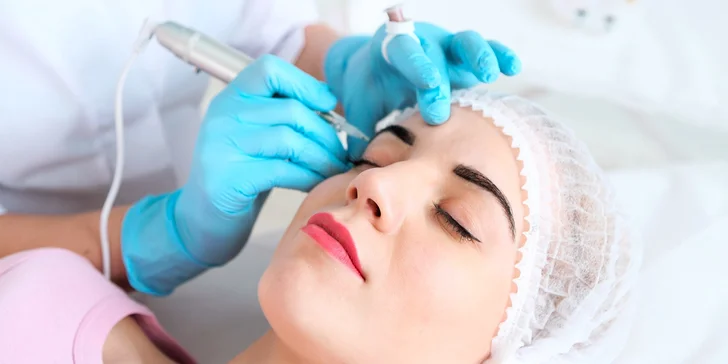 Permanentný make up obočia 3D čiarkovanou technikou