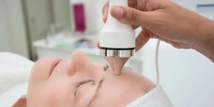 Mikrodermabrázia a mezoterapeutické zapravenie kyseliny hyalurónovej