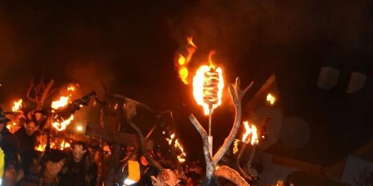 Na vianočné trhy do Mariazellu a na slávne podujatie Krampuslauf - Beh čertov