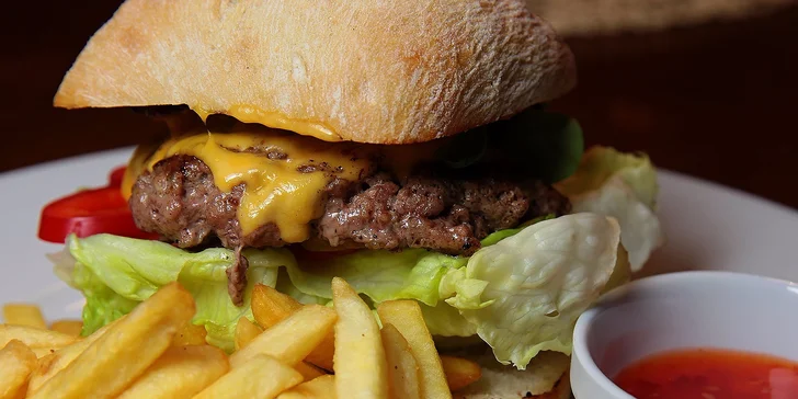 Hovädzí burger, hranolčeky a dresing v "base" NEW ALCATRAZ