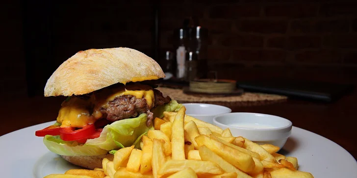 Hovädzí burger, hranolčeky a dresing v "base" NEW ALCATRAZ