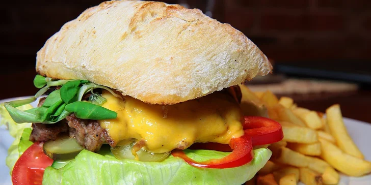 Hovädzí burger, hranolčeky a dresing v "base" NEW ALCATRAZ