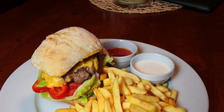 Hovädzí burger, hranolčeky a dresing v "base" NEW ALCATRAZ