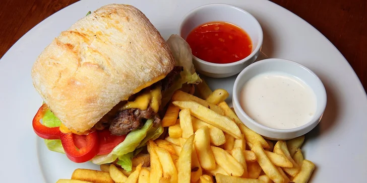 Hovädzí burger, hranolčeky a dresing v "base" NEW ALCATRAZ