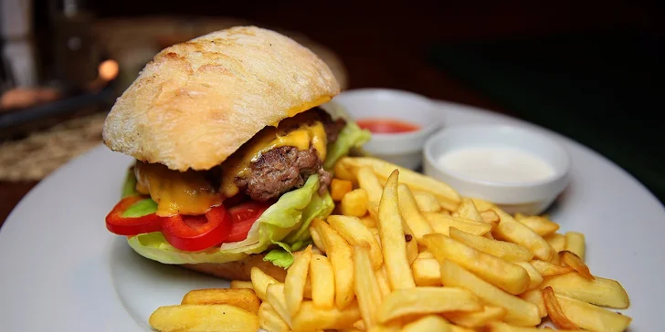Hovädzí burger, hranolčeky a dresing v "base" NEW ALCATRAZ