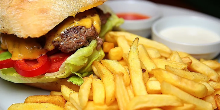 Hovädzí burger, hranolčeky a dresing v "base" NEW ALCATRAZ