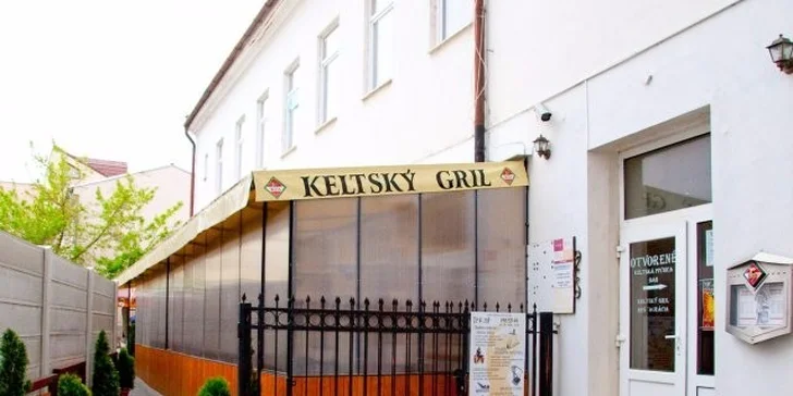 Pečené koleno s oblohou alebo steak Chateubriand s fritovanými zemiakmi