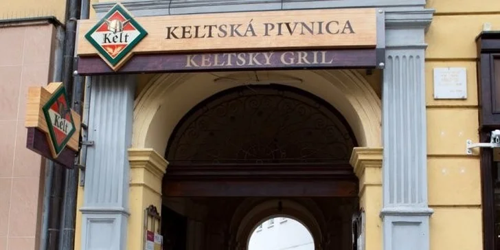 Pečené koleno s oblohou alebo steak Chateubriand s fritovanými zemiakmi