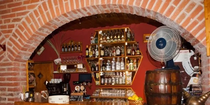 Pečené koleno s oblohou alebo steak Chateubriand s fritovanými zemiakmi