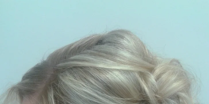 Dámske strihanie s regeneračnou maskou alebo blond melír
