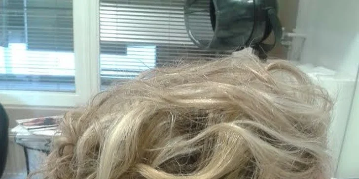 Dámske strihanie s regeneračnou maskou alebo blond melír