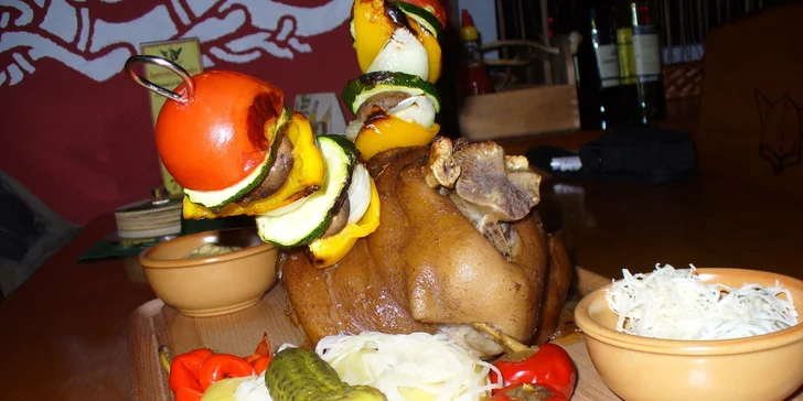 Pečené koleno s oblohou alebo steak Chateubriand s fritovanými zemiakmi