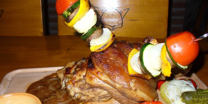 Pečené koleno s oblohou alebo steak Chateubriand s fritovanými zemiakmi