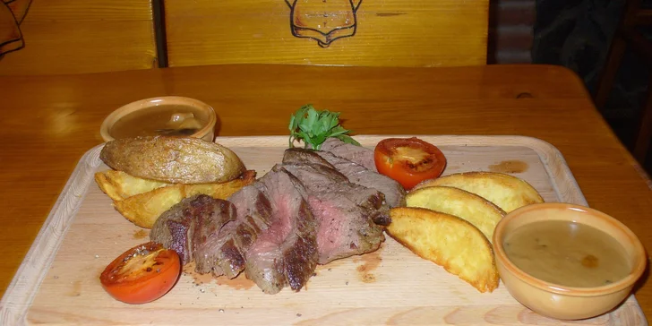 Pečené koleno s oblohou alebo steak Chateubriand s fritovanými zemiakmi