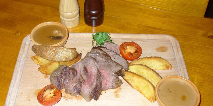 Pečené koleno s oblohou alebo steak Chateubriand s fritovanými zemiakmi