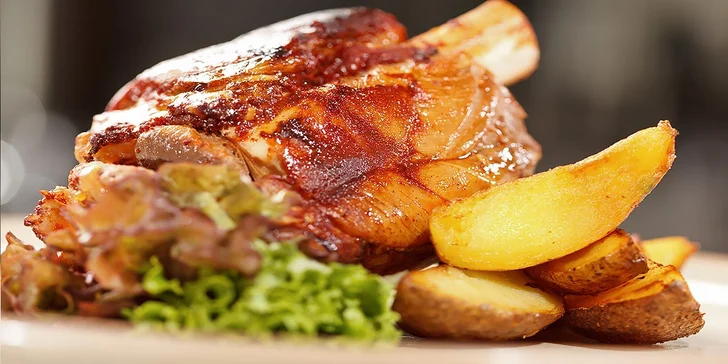 Pečené koleno s oblohou alebo steak Chateubriand s fritovanými zemiakmi