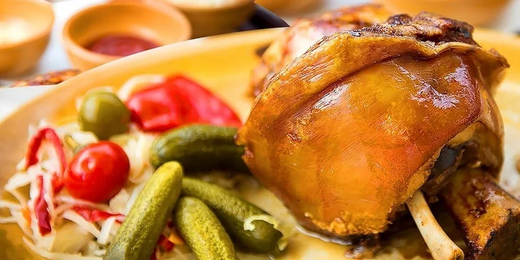 Pečené bavorské koleno s poriadnou prílohou