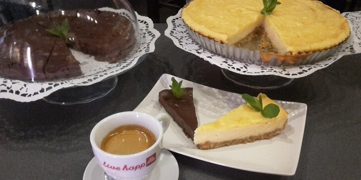 Luxusná kávička a k tomu chutný koláčik v Nitre