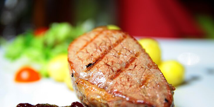 Iron steak s brusnicovo-šípkovou omáčkou, zemiačky opekané na rozmaríne a k tomu Panna Cotta