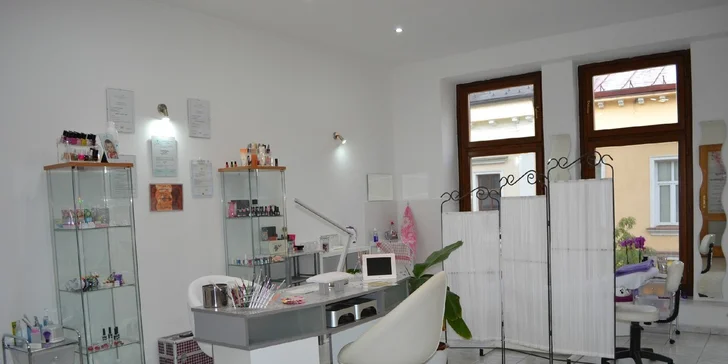 Efektívny biologický peeling, ultrazvukové čistenie pleti, úprava obočia s masážou tváre alebo depilácia vrchnej pery a brady v Beauty Elegance