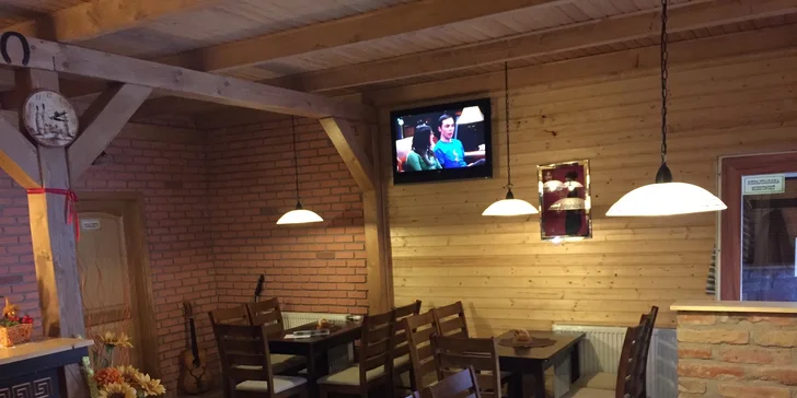 Pečené rebrá s kyslou oblohou a chlebom
