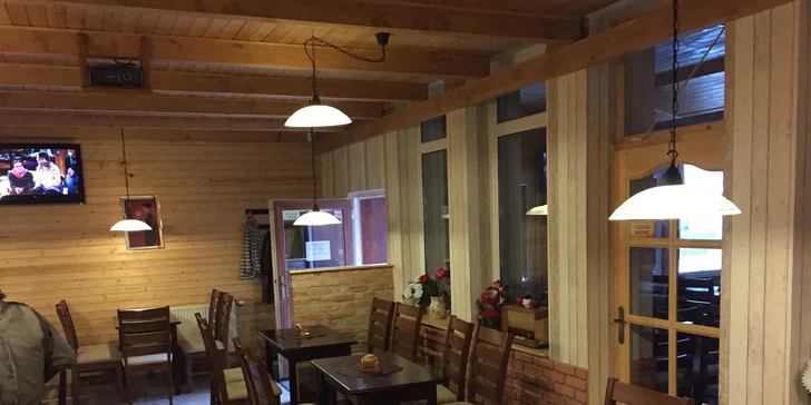Pečené rebrá s kyslou oblohou a chlebom