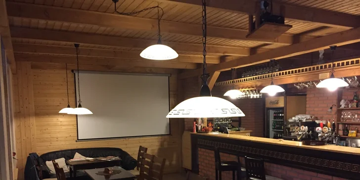 Pečené rebrá s kyslou oblohou a chlebom