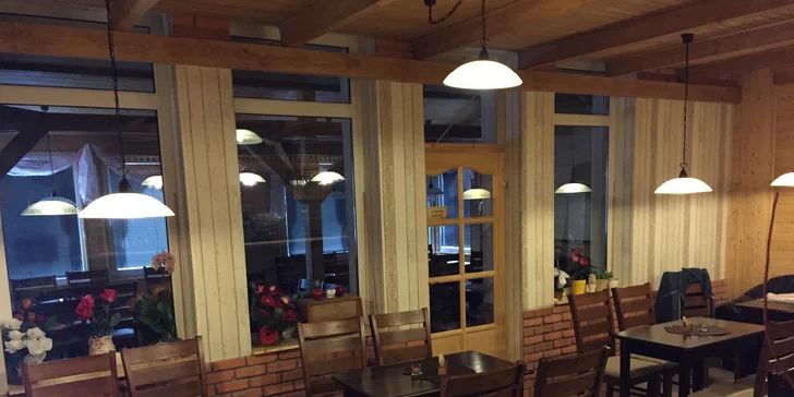 Pečené rebrá s kyslou oblohou a chlebom
