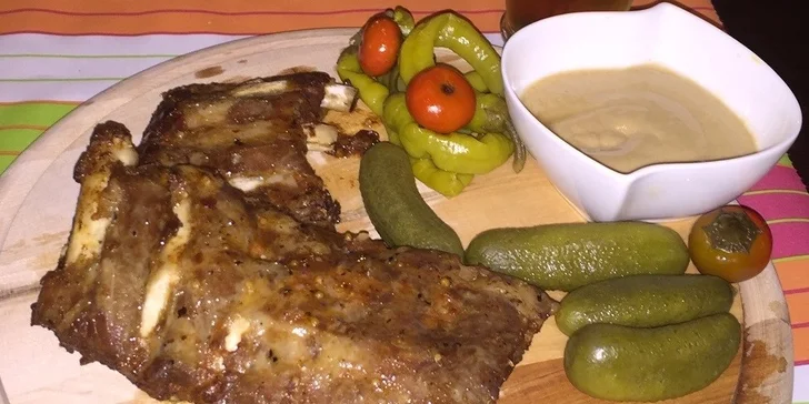 Pečené rebrá s kyslou oblohou a chlebom