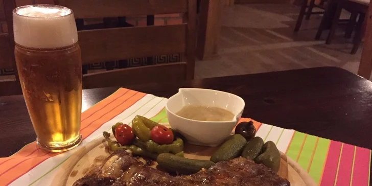 Pečené rebrá s kyslou oblohou a chlebom