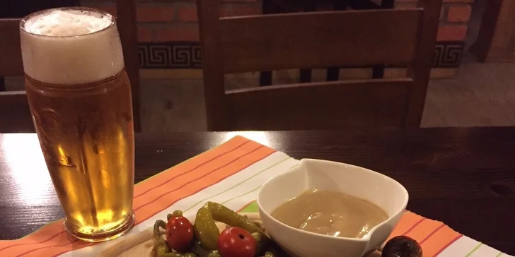 Pečené rebrá s kyslou oblohou a chlebom