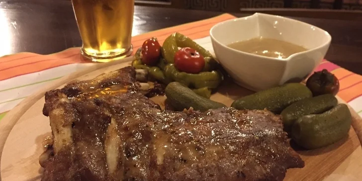 Pečené rebrá s kyslou oblohou a chlebom