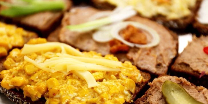 Lahodná domáca nátierka či hermelín a pohár vína