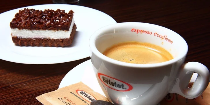 Káva s koláčikom v Central Passage Cafe