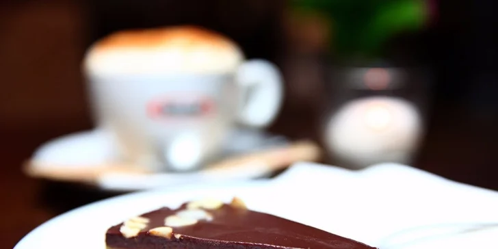 Káva s koláčikom v Central Passage Cafe