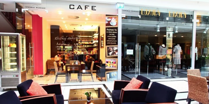 Káva s koláčikom v Central Passage Cafe