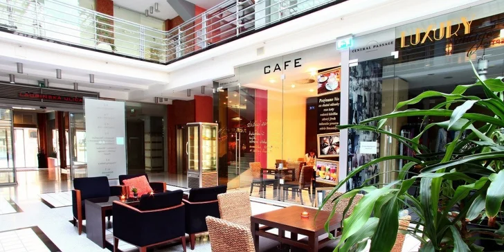 Káva s koláčikom v Central Passage Cafe