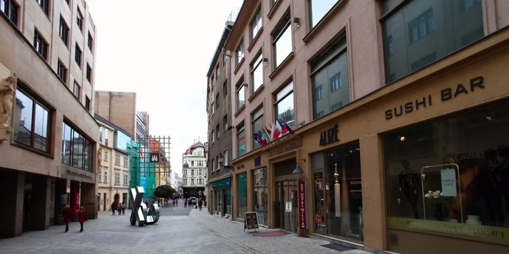 Káva s koláčikom v Central Passage Cafe