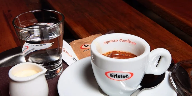 Káva alebo čínsky čaj s koláčikom v Mačkafé klub