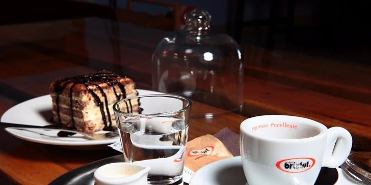 Káva alebo čínsky čaj s koláčikom v Mačkafé klub