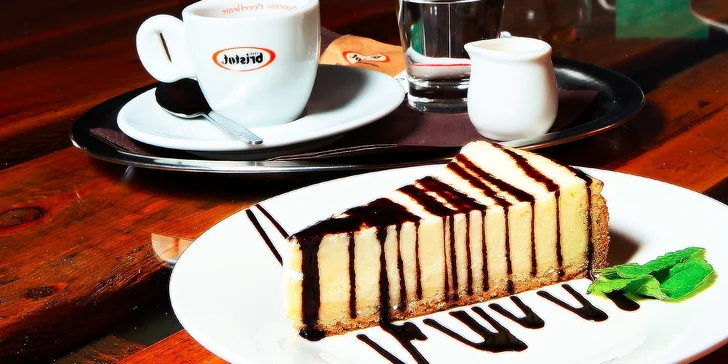 Káva alebo čínsky čaj s koláčikom v Mačkafé klub