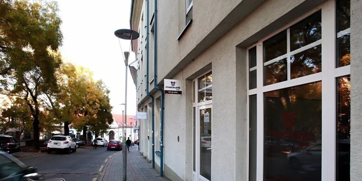 Káva alebo čínsky čaj s koláčikom v Mačkafé klub