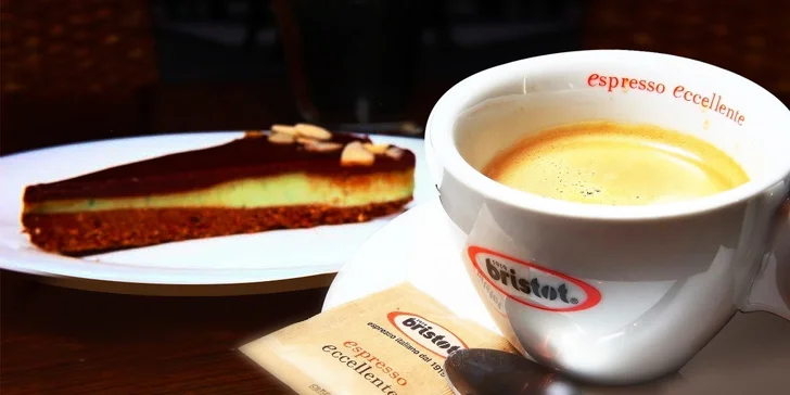 Káva s koláčikom v Central Passage Cafe