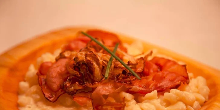 Obedové menu s dezertom a minerálkou v Radničnej Reštaurácii