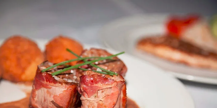 Obedové menu s dezertom a minerálkou v Radničnej Reštaurácii