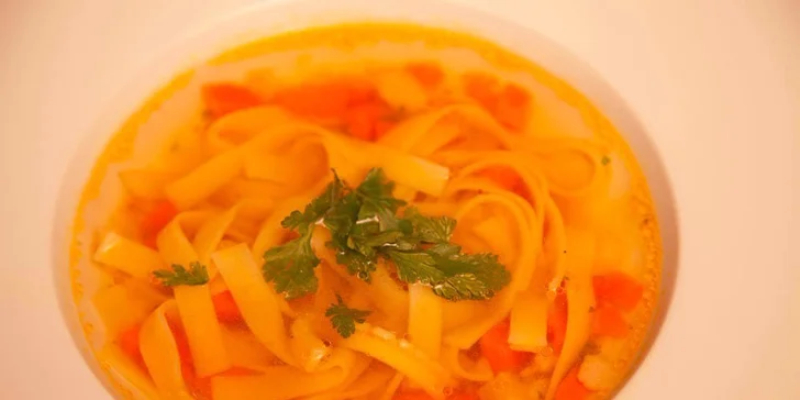 Obedové menu s dezertom a minerálkou v Radničnej Reštaurácii